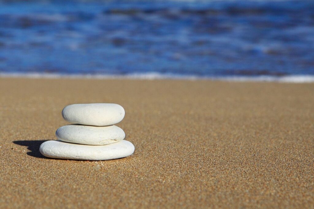 białe kamienie na plaży spokój cecha polaków