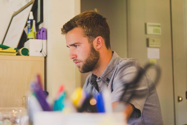 freelancer pracujący samodzielnie przy biurku w domu