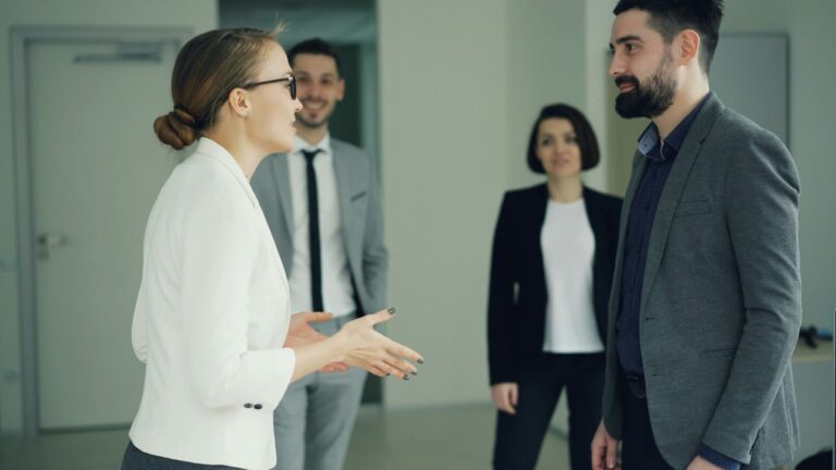 motywacja wewnętrzna w pracy i różne reakcje pracowników podczas rozmowy w biurze
